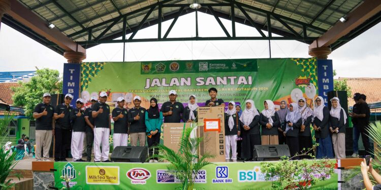Dukung Kerukunan dan Hidup Sehat, Ponpes Wali Barokah Ikuti Jalan Santai HAB ke-80 Kemenag Kota Kediri