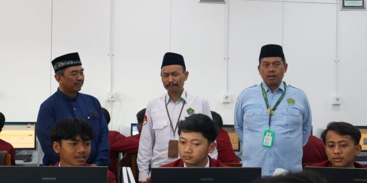 Kanwil Kemenag Jatim Tinjau Pelaksanaan Ujian Nasional PKPPS Ulya Wali Barokah, Puji Kondusivitas dan Kelengkapan Fasilitas