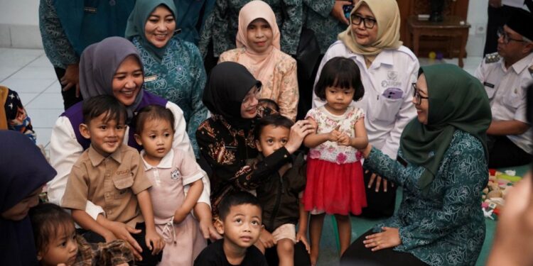 Hari Posyandu Nasional, Wali Kota Kediri Tinjau Transformasi Posyandu 6 SPM di Ponpes Wali Barokah