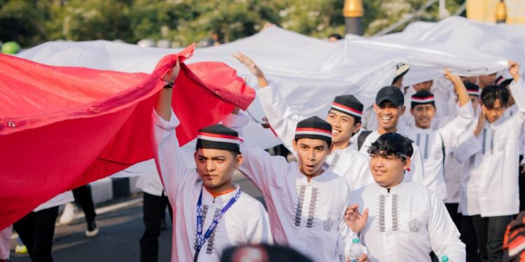 Ratusan Santri Ponpes Wali Barokah Meriahkan Kirab Bendera Raksasa Merah Putih di Kota Kediri