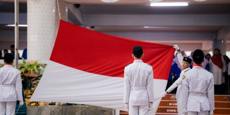 Peringati HUT ke-81 RI, Ribuan Santri dan Pengurus Ponpes Wali Barokah Gelar Upacara dengan Khidmat