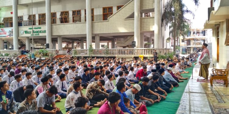 Gelar Salat Istisqa’, Pengasuh Ponpes Wali Barokah Ajak Santri Introspeksi dan Perbanyak Istighfar